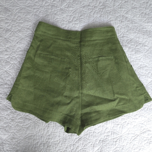 ASTR The Label Kerrigan Green Linen Pleated Asymmetrical High Rise Shorts - Picture 9 of 15